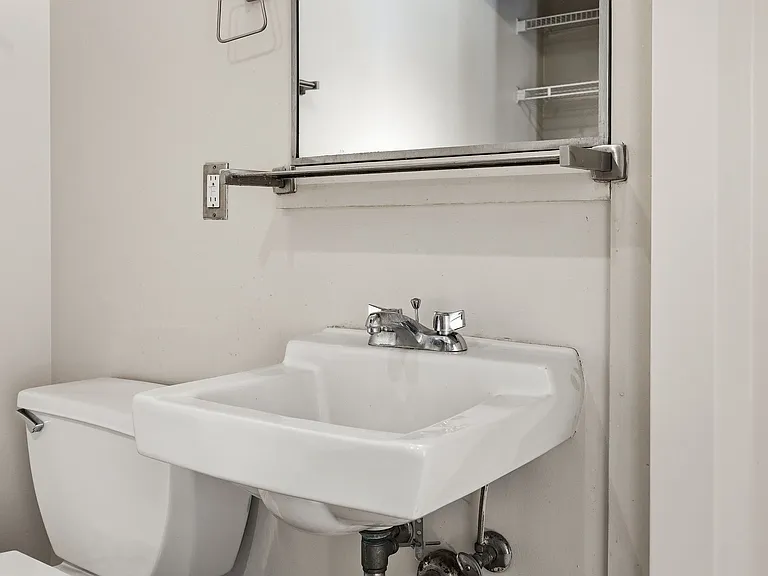 Whiteway Apartments — Photo 18