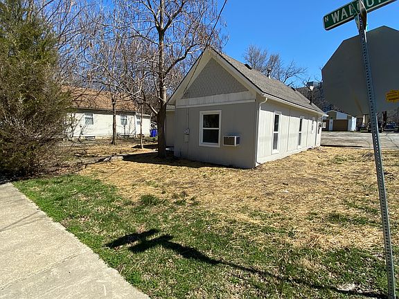 2nd image of 218 N Walnut St