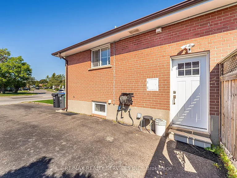 61 Avondale Blvd — Photo 24
