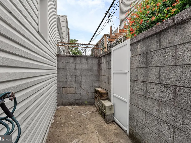 1519 Emily St — Photo 13