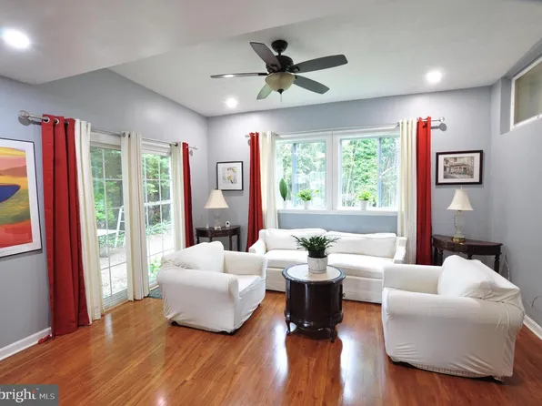 2212 McAuliffe Dr, Rockville, MD 20851