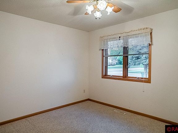 3rd image of 127 Meadow Ln