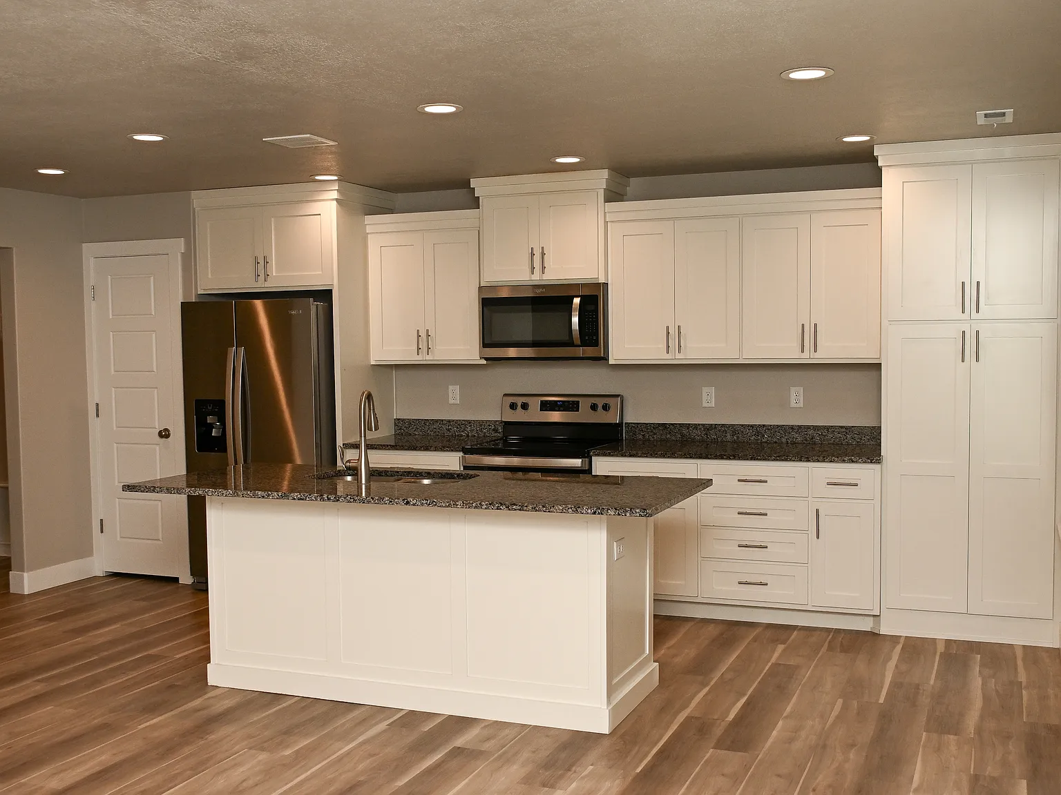 3 bed, 2.5 bath, 2190 sqft, $2,000 — Photo 4