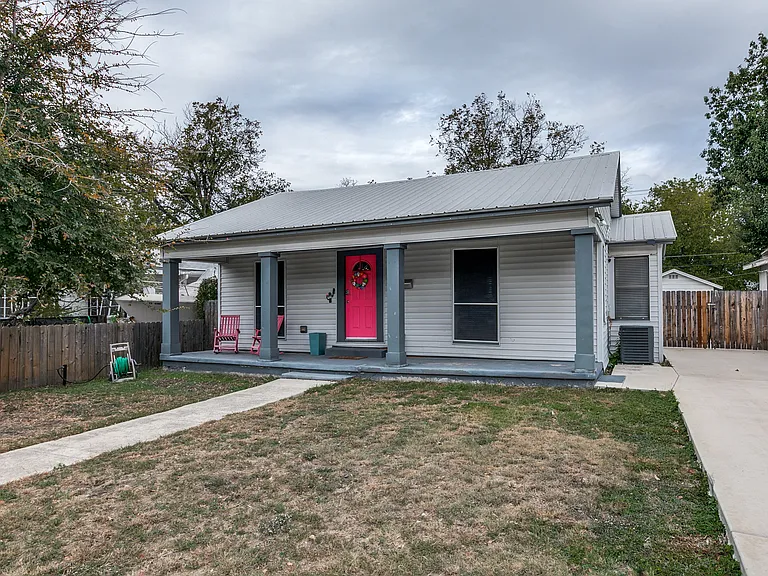 721 Elmwood Dr — Photo 2