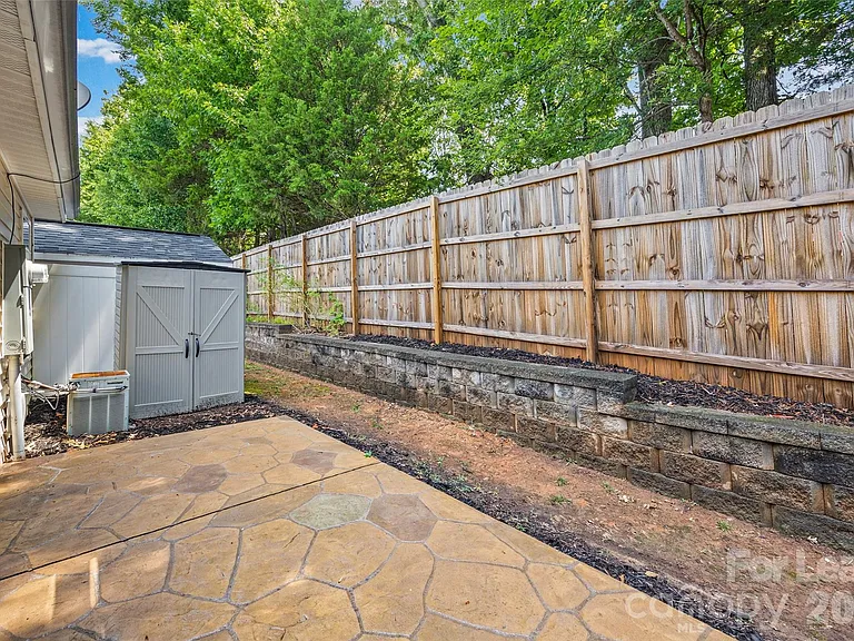 2052 Shady Pond Dr — Photo 24