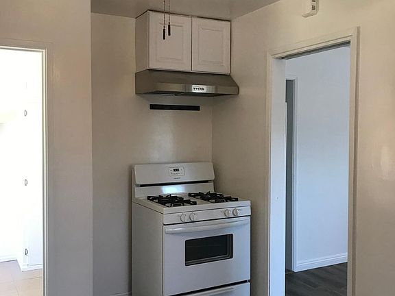 Gas Stove and oven in kitchen