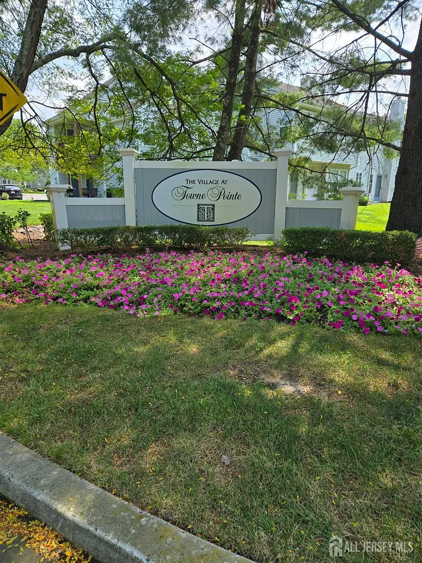 127 Wellington Ct photo 1