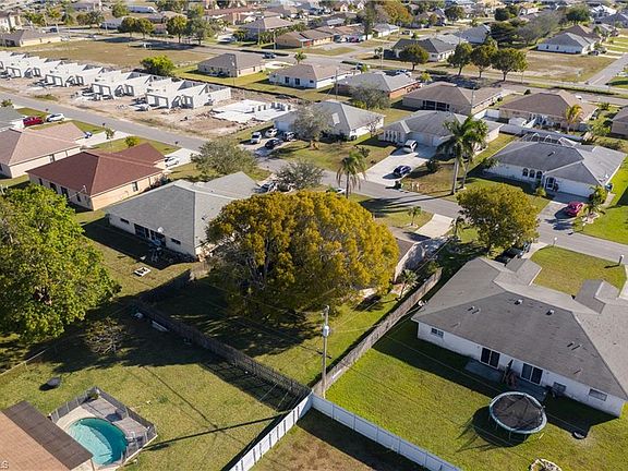 2nd image of 1402 SE 8th Pl