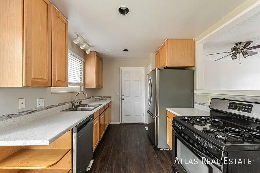 2 Weeks Free Rent & Free 55" Tv If Moved In By 9/15! Beautiful 4bd/2ba Home In Prime Aurora Locat... — Photo 3