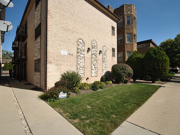 2nd image of 6831 N Northwest Hwy #1