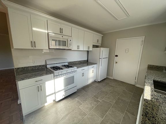 3rd image of 6010 Kennedy Blvd E APT 31