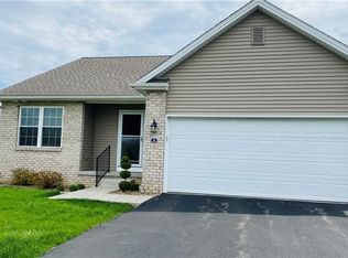 8 Danbury Ct NW, Warren, OH 44481