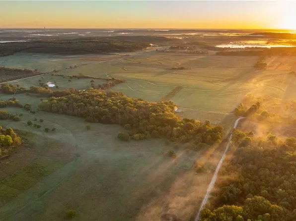 18498 E 1600th Rd, Pleasanton, KS 66075