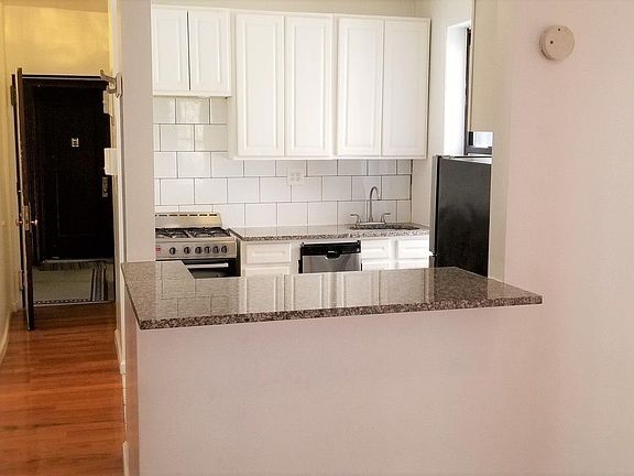 2nd image of 318 6th St #11B