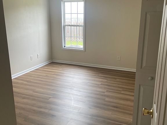 3rd image of 125 Jerrett Ln