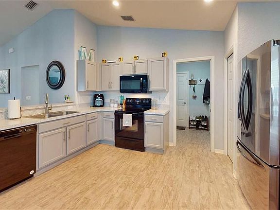 3rd image of 333 Saint Georges Cir