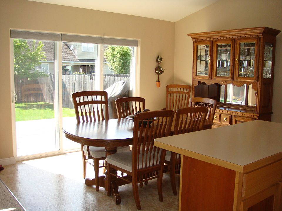 Dining area w/3 pane slider to deck