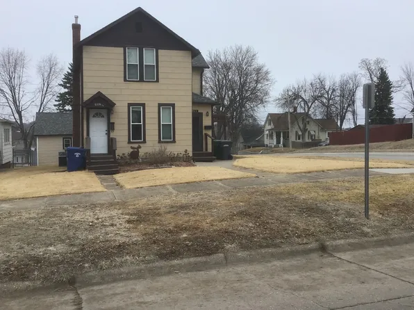 902 11th Ave S, Clinton, IA 52732