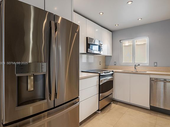4th image of 325 Ocean Dr APT 409