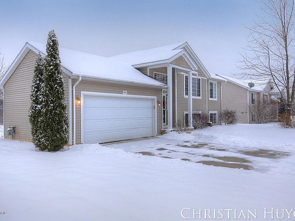 2nd image of 934 Peachcrest Ct NE