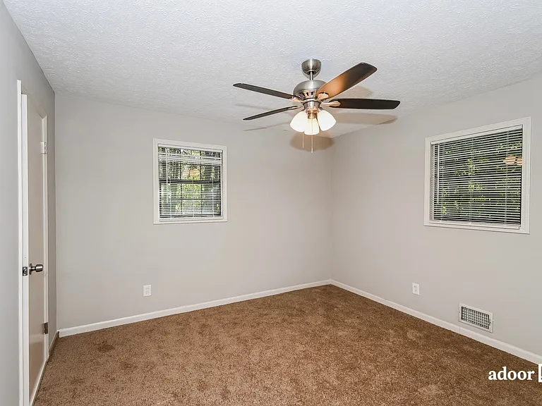1581 Patricia Ln — Photo 10