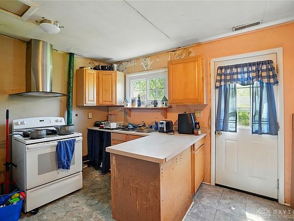 4th image of 122 Diana Ln N