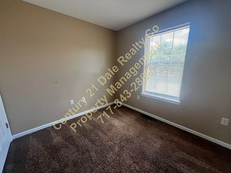 210 Royal Dr — Photo 9