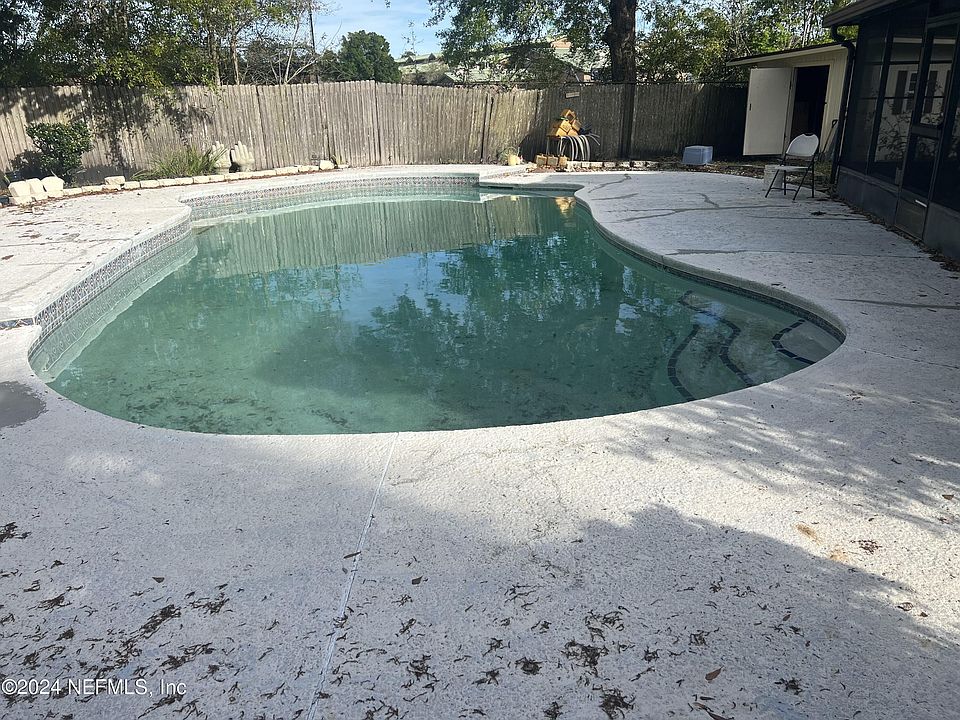 2nd image of 10523 CLYDESDALE Drive W