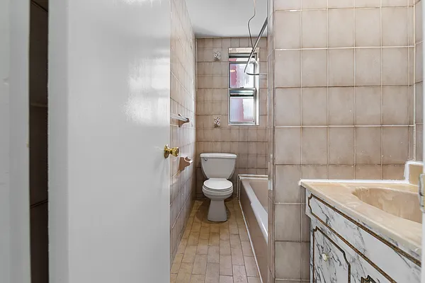 Rented by Signature Property Realty | media 33