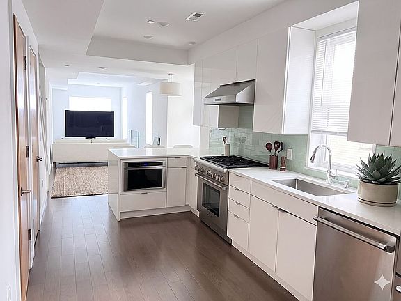 2nd image of 3200 Summer St #7