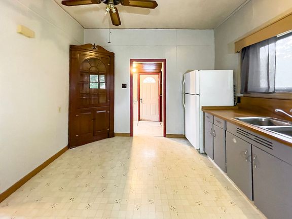 3rd image of 1810 E 6th St #1810