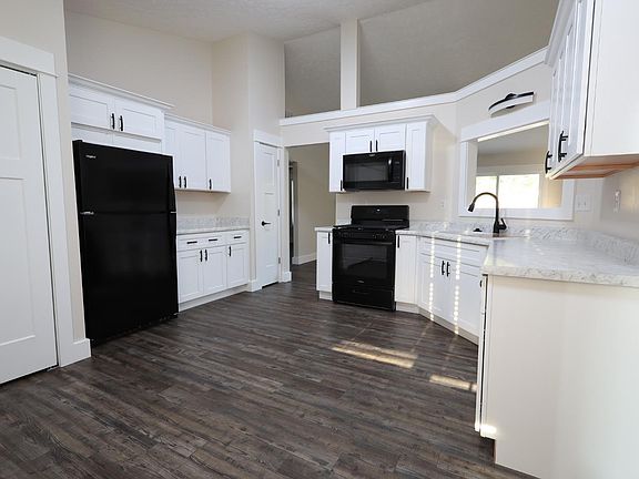 3rd image of 1014 Hornbeam Cir W