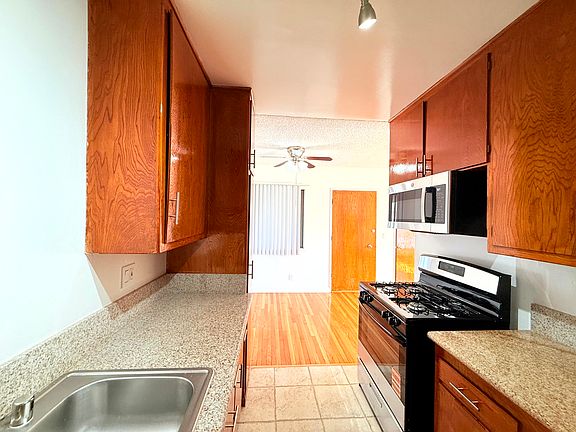 5th image of 953 Wilcox Ave