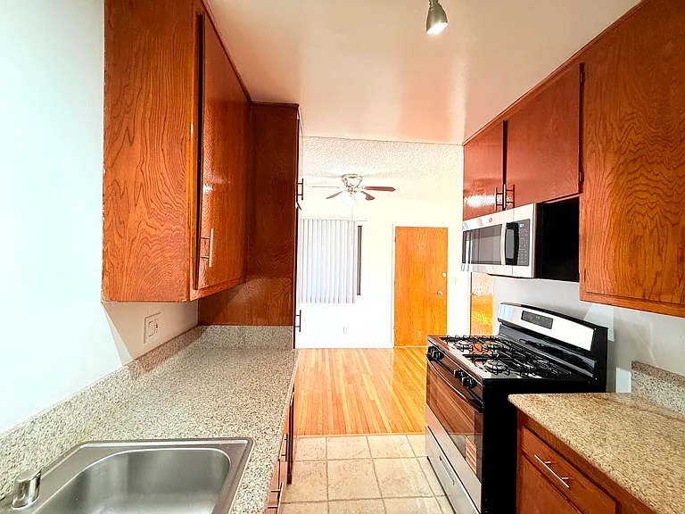 953 Wilcox Ave — Photo 4