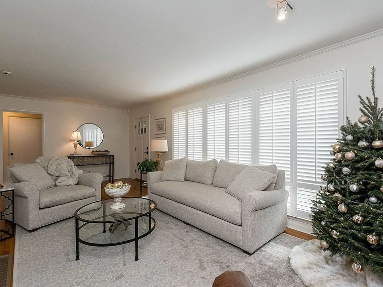 384 Barrywood Dr — Photo 11