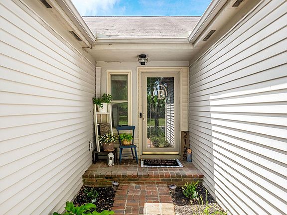 3rd image of 2125 Kingsglen Dr