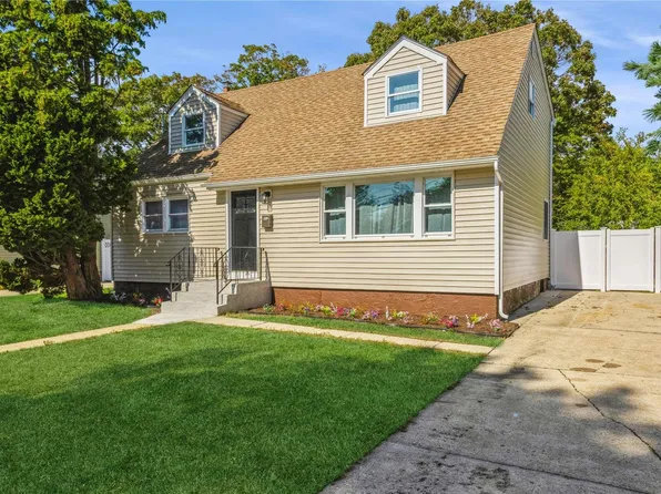 129 N Linden Street, Massapequa, NY 11758