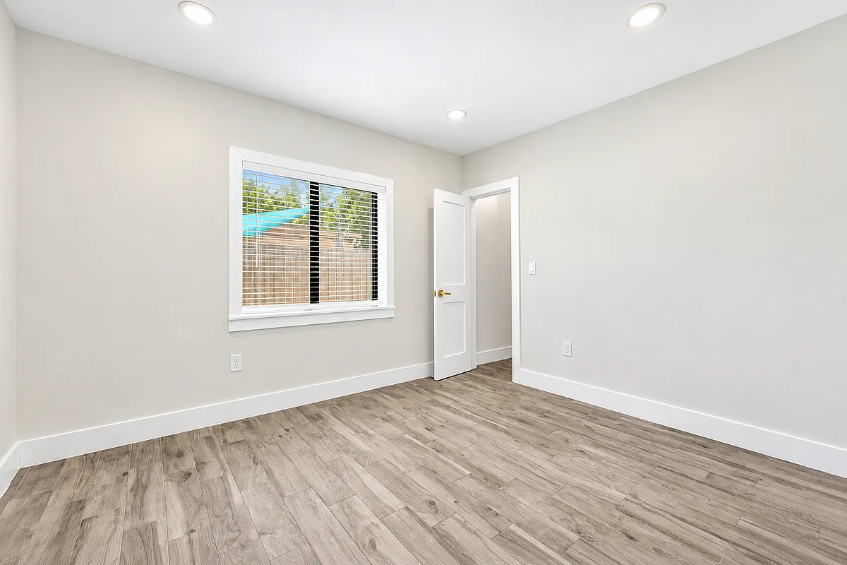 3 bed, 2.0 bath, 1184 sqft, $3,850 — Photo 4