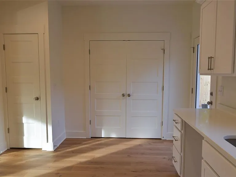 1070 Moreland Dr — Photo 13