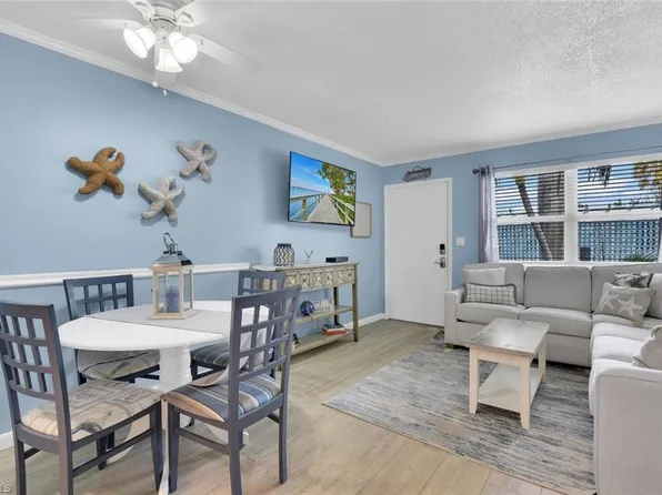 1295 Gulf Shore Blvd S #218, Naples, FL 34102