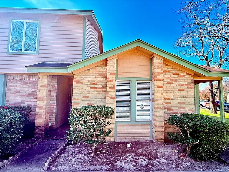 1927 Country Village Blvd #B — Photo 2