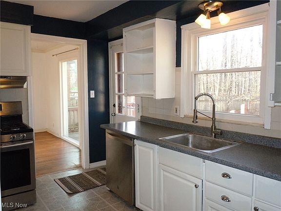 4th image of 1662 Crest Rd