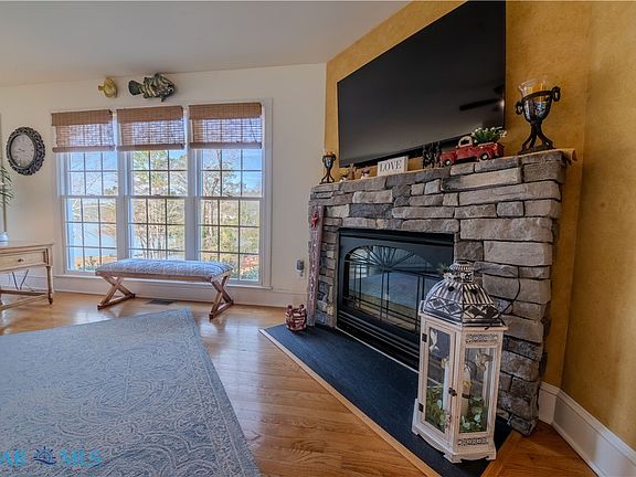 5th image of 749 Blue Barn Rd