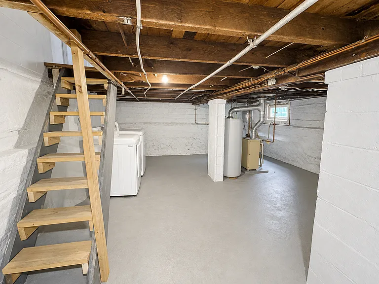 24 Crosthwaite Ave N — Photo 24