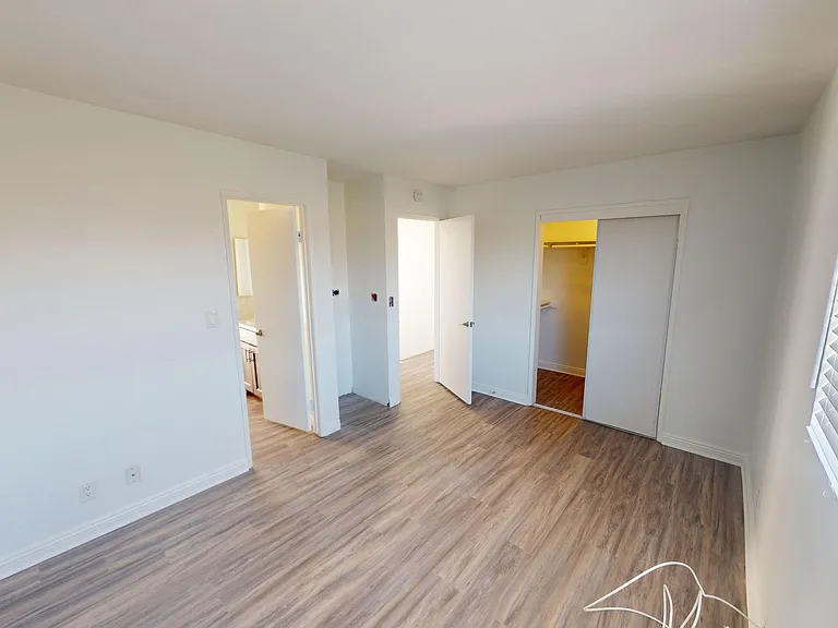 Spacious Beautiful Rare Townhome Available Now! — Photo 5