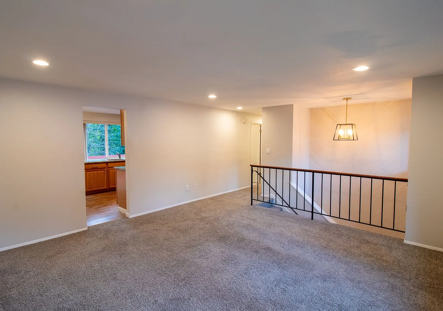 4Bd/1.75Ba Kirkland Home — Photo 3