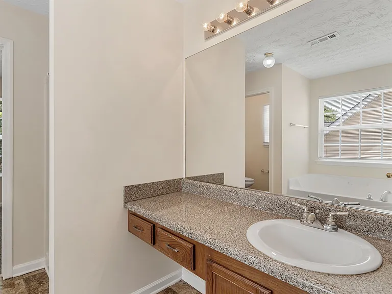 310 Sarasota Ln — Photo 44
