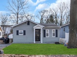 23 Bucknell Way, Hopatcong, NJ 07843