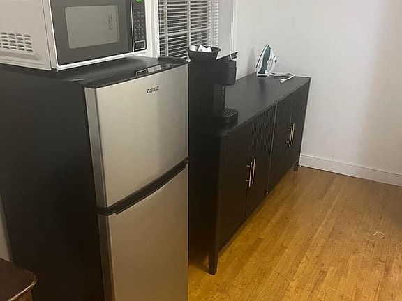 3rd image of 976 Linwood Pl #2