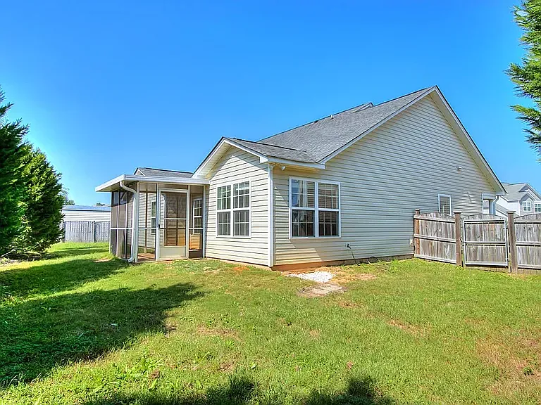 4 bed, 2.0 bath, $1,800 — Photo 3